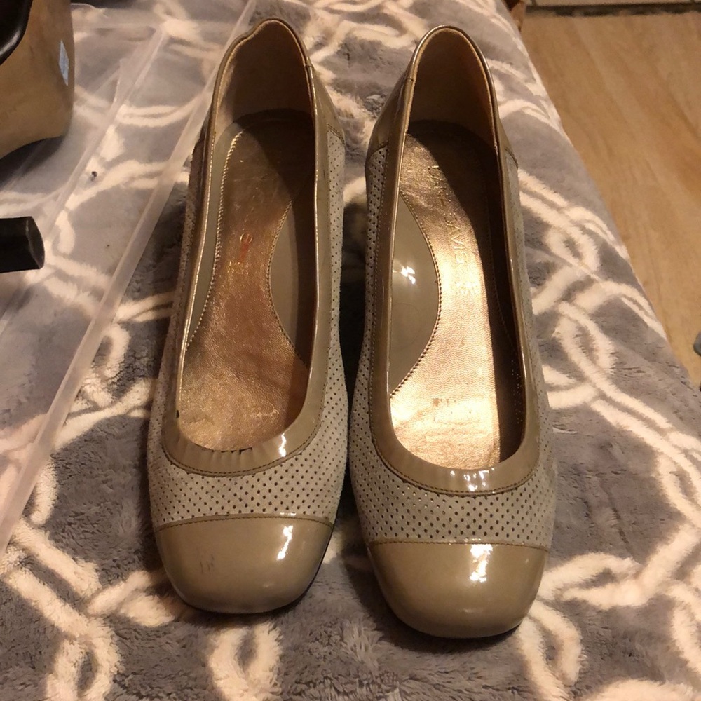Dana Davis chunk heel NEW- Taupe color